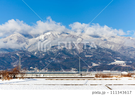 南アルプス市、櫛形山の雪景色 111343617