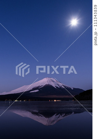 山梨県・夜明けの山中湖から見る逆さ富士と月 111343839