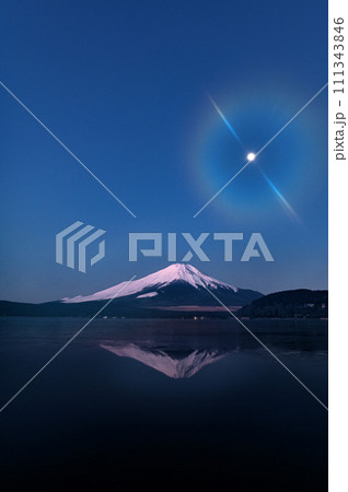 山梨県・夜明けの山中湖から見る逆さ富士と月 山梨県・夜明けの山中湖から見る逆さ富士と月 111343846