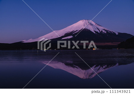 山梨県・夜明けの山中湖と逆さ富士の絶景 111343921