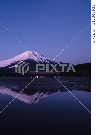 山梨県・夜明けの山中湖と逆さ富士の絶景 111343933
