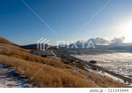 阿蘇山　草千里ヶ浜からの風景 111343944