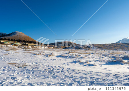 阿蘇山　草千里ヶ浜からの風景 111343976