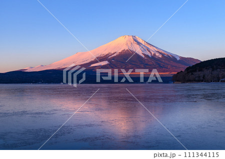 山梨県・朝焼けに染まる紅富士の絶景 山梨県・朝焼けに染まる紅富士の絶景 111344115
