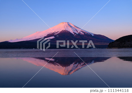 山梨県・朝焼けに染まる紅富士の絶景 111344118