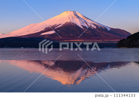 山梨県・朝焼けに染まる紅富士の絶景 111344133
