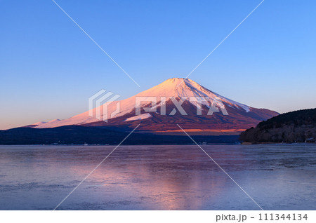 山梨県・朝焼けに染まる紅富士の絶景 山梨県・朝焼けに染まる紅富士の絶景 111344134