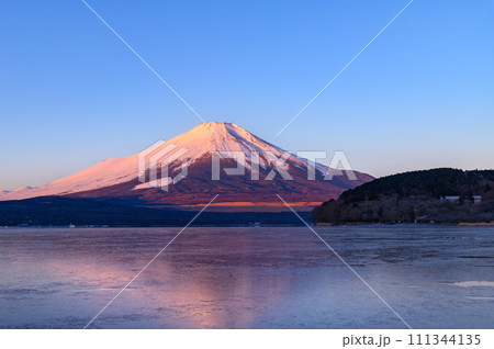 山梨県・朝焼けに染まる紅富士の絶景 山梨県・朝焼けに染まる紅富士の絶景 111344135