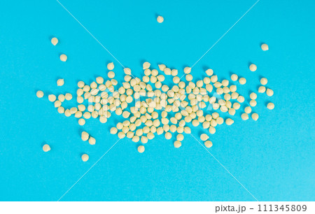 White Chocolate Chips, Scattered White Chocolate Sprinkles, Decorative Cocoa Drops, Morsels White Chocolate Chips, Scattered White Chocolate Sprinkles, Decorative Cocoa Drops, Morsels 111345809