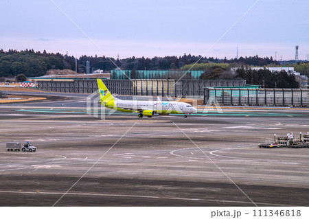 日本の千葉都市景観 成田空港第2からジンエアーのボーイング737-800型機を望む 日本の千葉都市景観 成田空港第2からジンエアーのボーイング737-800型機を望む 111346818