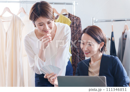 打ち合わせするファッションデザイナーたち 111346851