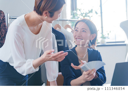 打ち合わせするファッションデザイナーたち 111346854
