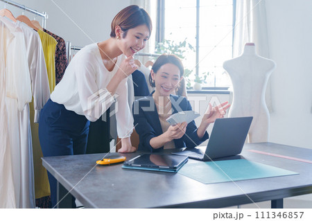 打ち合わせするファッションデザイナーたち 111346857