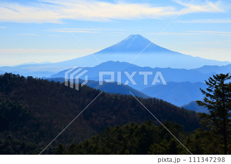 牛奥ノ雁ヶ腹摺山から見る富士山と御坂山地 111347298