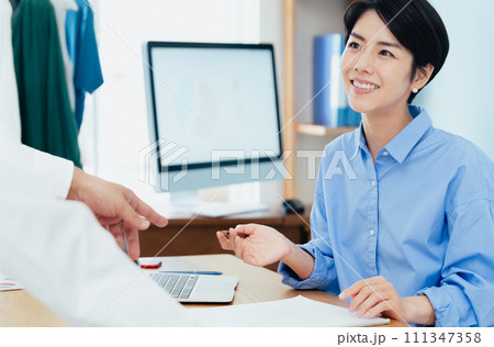 打ち合わせをするビジネスパーソン 111347358