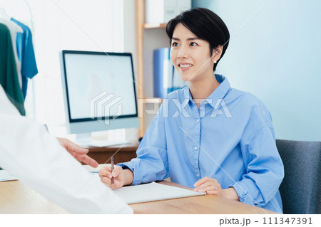 打ち合わせをするビジネスパーソン 111347391