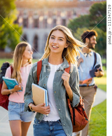 欧米の大学のキャンパスに立つ大学生 111347529