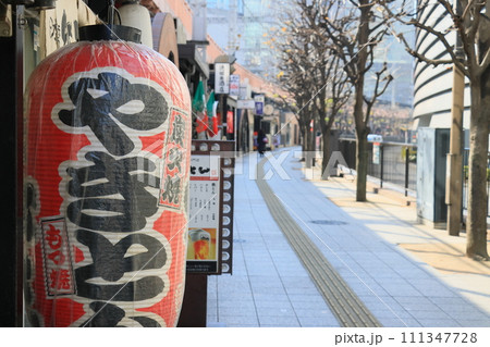 居酒屋の提灯　飲み屋街の風景 111347728