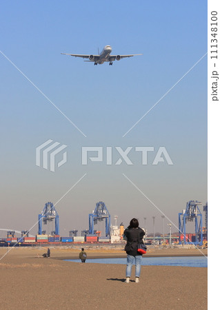 頭上を飛ぶ旅客機 着陸進入する旅客機 頭上を飛ぶ旅客機 着陸進入する旅客機 111348100