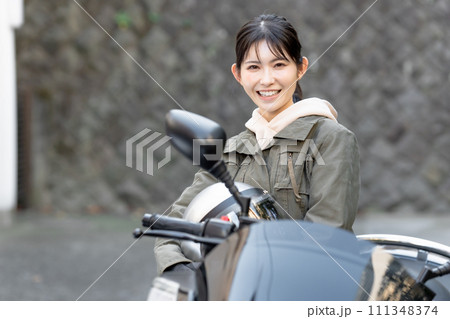 バイクに乗る女性 バイクに乗る女性 111348374
