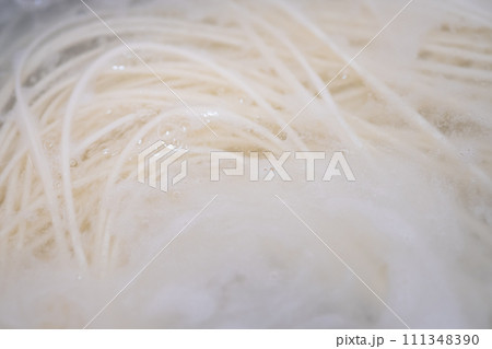稲庭うどんを茹でているところ 111348390