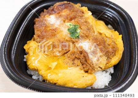 おいしいロースかつ丼弁当 111348493