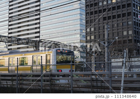 夕方に走る千葉行きの総武線の電車 夕方に走る千葉行きの総武線の電車 111348640