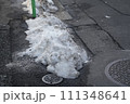 東京で大雪が降った後の道路の残雪 111348641