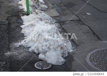 東京で大雪が降った後の道路の残雪 111348641