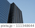高層ビルの外壁と空 111348644