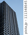 高層ビルの外壁と空 111348645