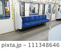 誰もいない地下鉄の車両内 111348646