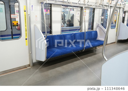 誰もいない地下鉄の車両内 111348646