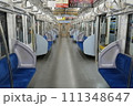 誰もいない地下鉄の車両内 111348647