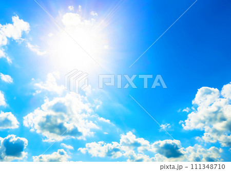 爽やかな青空と太陽　強い夏の日差し 111348710