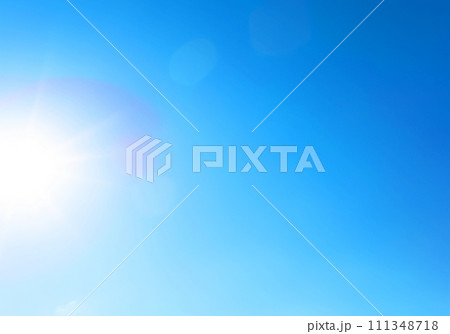 爽やかな青空と太陽 強い夏の日差し 爽やかな青空と太陽 強い夏の日差し 111348718