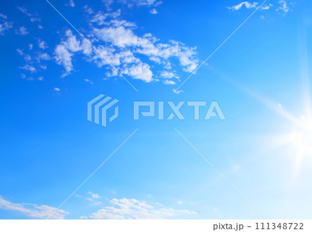 爽やかな青空と太陽 強い夏の日差し 爽やかな青空と太陽 強い夏の日差し 111348722