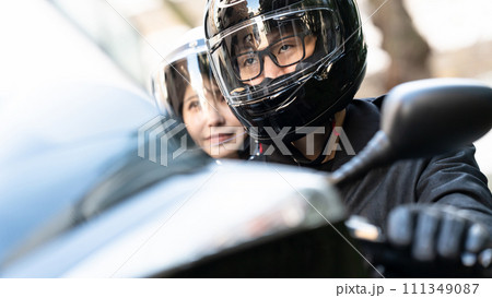 バイクに乗る男女　ツーリング 111349087