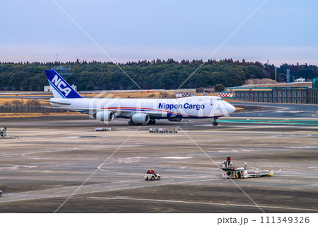 日本の千葉都市景観 成田空港第2からNCAのボーイング747-8F型機などを望む 日本の千葉都市景観 成田空港第2からNCAのボーイング747-8F型機などを望む 111349326