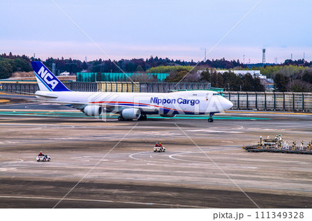 日本の千葉都市景観　成田空港第2からNCAのボーイング747-8F型機などを望む 111349328