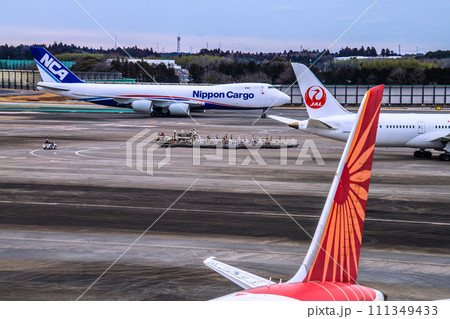 日本の千葉都市景観　成田空港第2からエア・インディアのB787-8やJALB787、NCAなどを望む 111349433