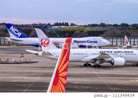 日本の千葉都市景観 成田空港第2からエア・インディアのB787-8やJALB787、NCAなどを望む 日本の千葉都市景観 成田空港第2からエア・インディアのB787-8やJALB787、NCAなどを望む 111349434