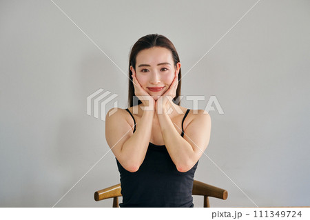 両手で顔をマッサージして肌のお手入れをする30代女性 両手で顔をマッサージして肌のお手入れをする30代女性 111349724