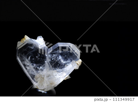 黒背景に日本式双晶 111349917