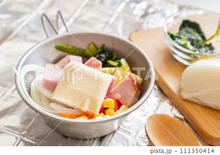 シェラカップで作る一人分のシチュー シェラカップで作る一人分のシチュー 111350414