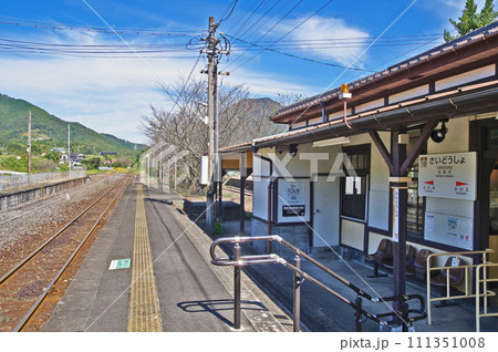 福岡県田川郡のJR九州日田彦山線採銅所駅ホームと線路 111351008