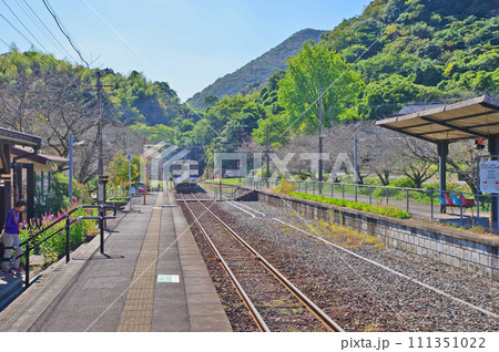 福岡県田川郡のJR九州日田彦山線採銅所駅と列車 福岡県田川郡のJR九州日田彦山線採銅所駅と列車 111351022