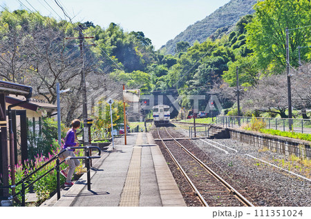 福岡県多賀w軍のJR九州日田彦山線採銅所駅と列車 福岡県多賀w軍のJR九州日田彦山線採銅所駅と列車 111351024