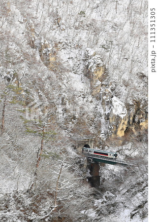 雪景色の鳴子峡（陸羽東線） 111351305
