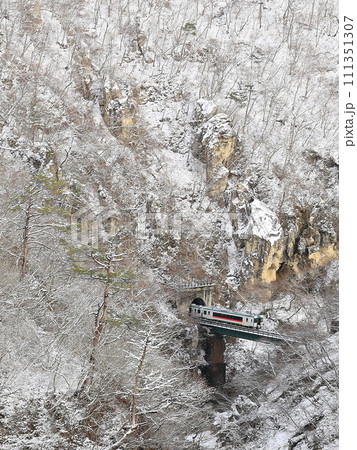 雪景色の鳴子峡（陸羽東線） 111351307